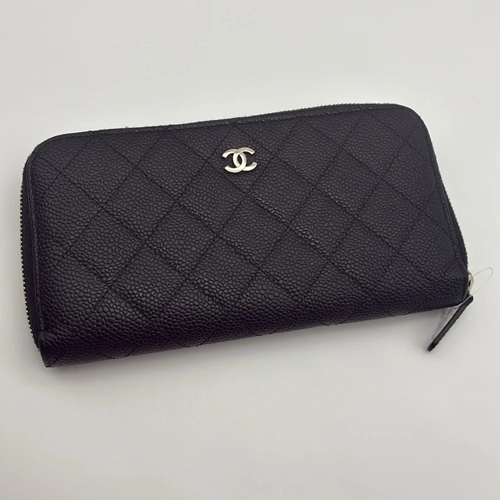 CHANEL CC BLACK CAVIAR QUILTED DIAMOND ZIPPY WALLET  SILVER HARDWARE W/ DUST BAG